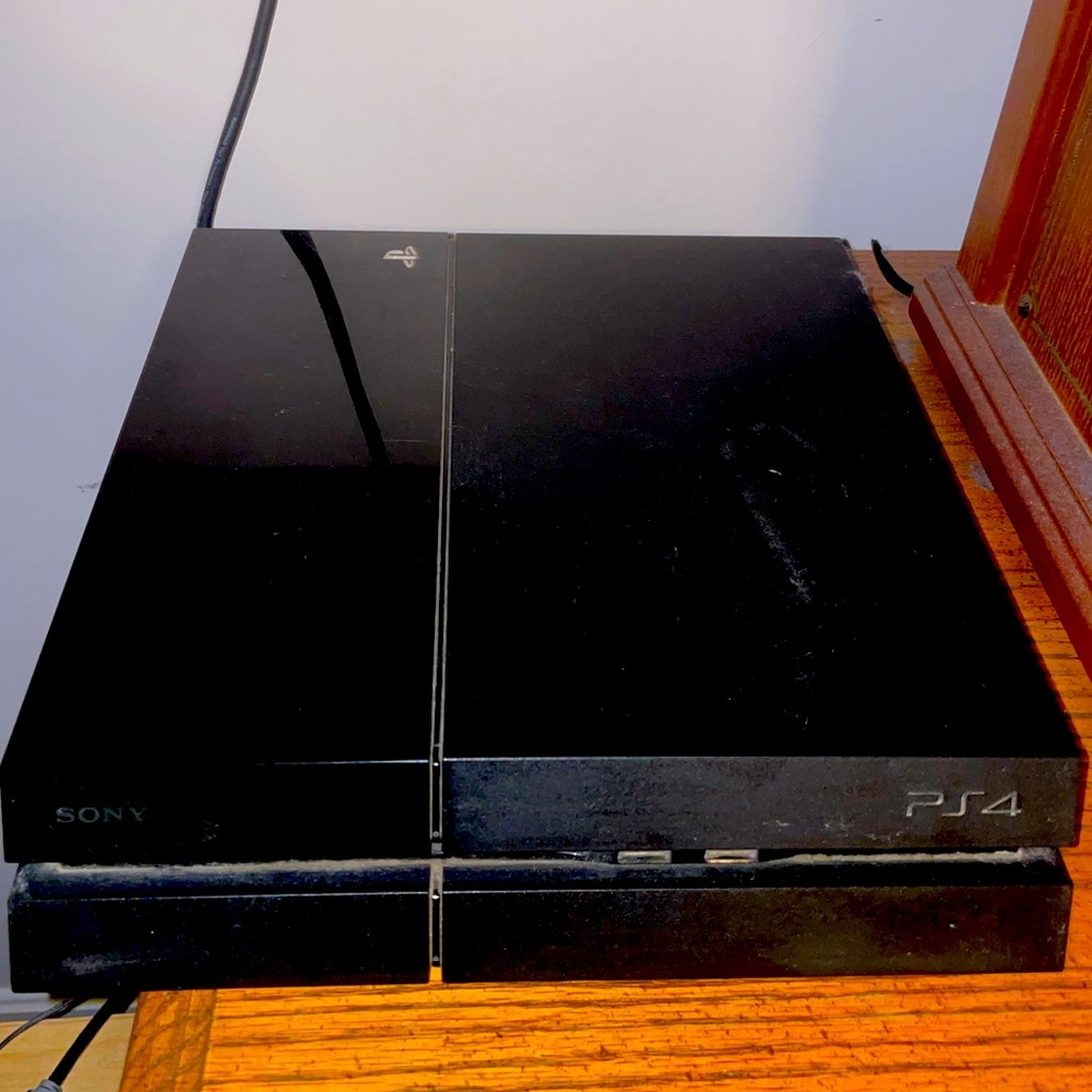PS4 W/ 1 Controller
